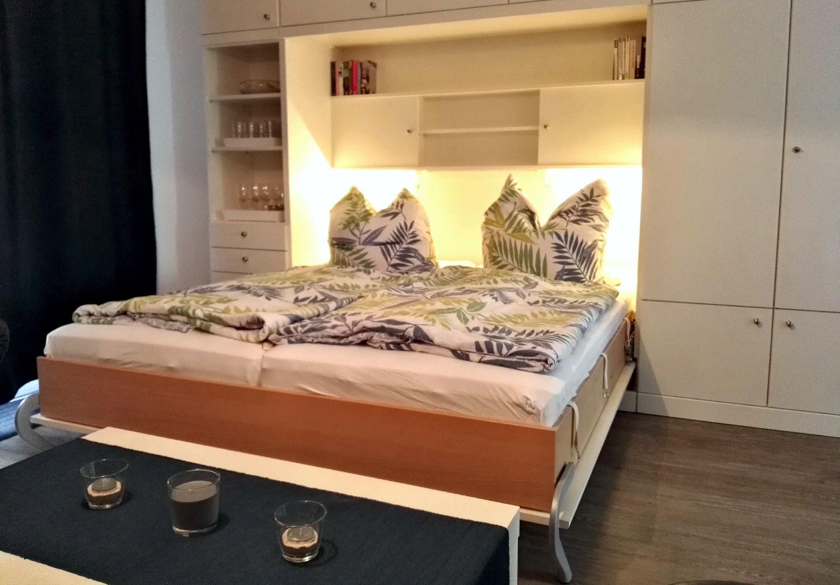 Großes Doppelbett aus dem Schrank Großes Doppelbett aus dem Schrank